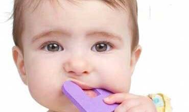 چرا بچه‌ها موقع دندان درآوردن تب مي‌کنند؟