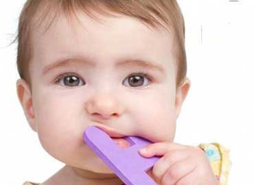 چرا بچه‌ها موقع دندان درآوردن تب مي‌کنند؟