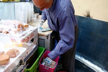 فروش آبمیوه با دستان آهنی در تهران