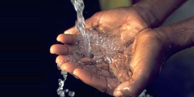 در هنگام وضو ریختن آب غیر وضو بر روى دست چه حکمى دارد؟