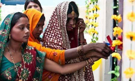 ازدواج دختران هندی به شرط وجود توالت در خانه داماد