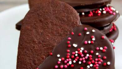 طرز تهیه قلب‌های شیرین شکلاتی شیرینی مخصوص عید نوروز