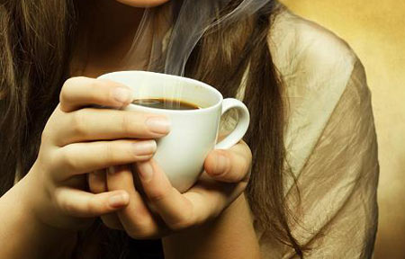 علائم تغییرات هورمونی در زنان,نشانه های تغییرات هورمونی در زنان,نوشیدن قهوه
