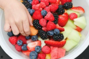 بایدها و نبایدهای میوه خوردن
