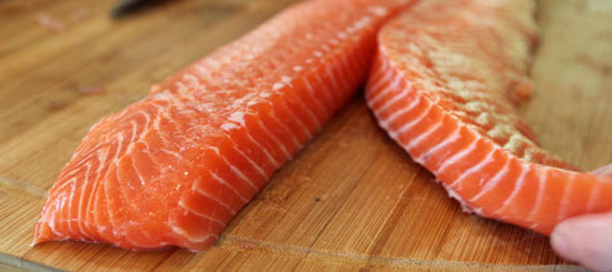 طرز تهیه ماهی سالمون سرخ شده با تره فرنگی