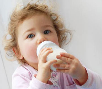 گرم کردن شیر درون شیشه شیر،شیر مادر,تغذیه نوزاد,کودک