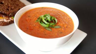 سوپ گوجه فرنگی با روغن ریحان
