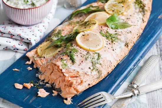 سالمون کبابی با پیازچه و پستوی نعناع و کاپاریس