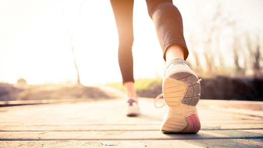 ۴ راه آسان برای تقویت استخوان ها در حین پیاده روی