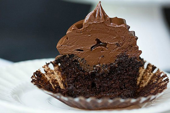 طرز تهیه کاپ کیک تمام شکلاتی (کیک و فراستینگ و فیلینگ شکلاتی) Ultimate Chocolate Cupcake