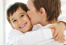 , نوازش‌ها، بوسه‌ها و محبت‌ها چه تاثیری در رشد و پرورش کودک دارند؟