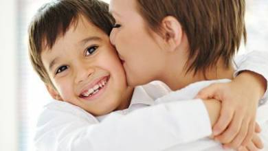 نوازش‌ها، بوسه‌ها و محبت‌ها چه تاثیری در رشد و پرورش کودک دارند؟