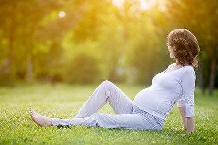 علت لرزش جنین در شکم,لرزش جنین در بارداری,تکان خوردن جنین در شکم مادر