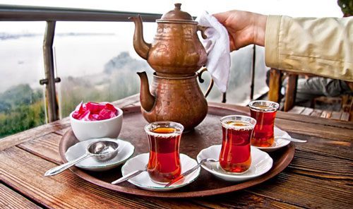 دم کردن چای به وقت بهار و نوشیدن در استکان کمرباریک