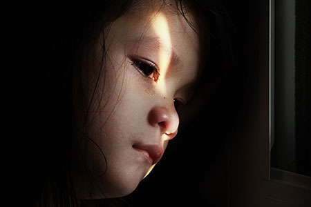 کودک آزاری,تأثیر عوامل روانی بر کودک آزاری,عکس کودک آزاری چیست