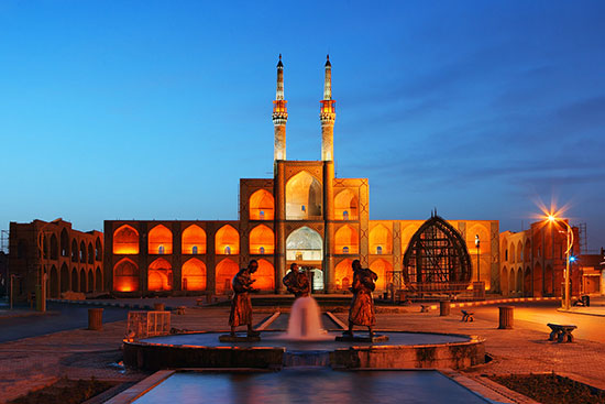 یزد, سفر به یزد؛ تجربه‌ی هوایی معتدل و فضایی تاریخی