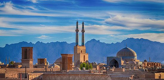 یزد, سفر به یزد؛ تجربه‌ی هوایی معتدل و فضایی تاریخی